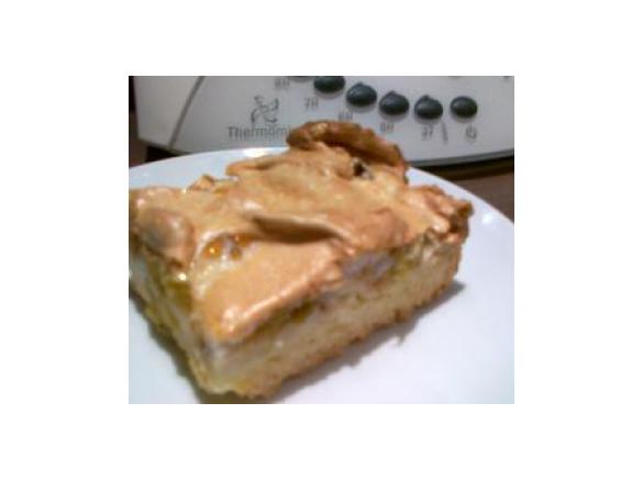 Kruche ciasto z rabarbarem pod bezową pierzyną.