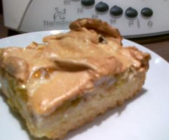 Kruche ciasto z rabarbarem pod bezową pierzyną.