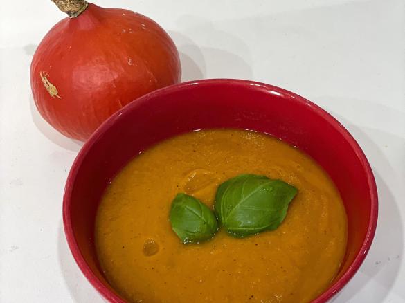 Rozgrzewająca zupa krem z dyni hokkaido, batatami i imbirem