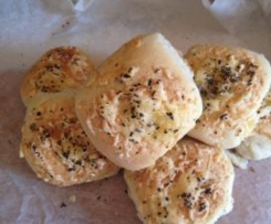 Buleczki pszenne z serem i czosnkiem