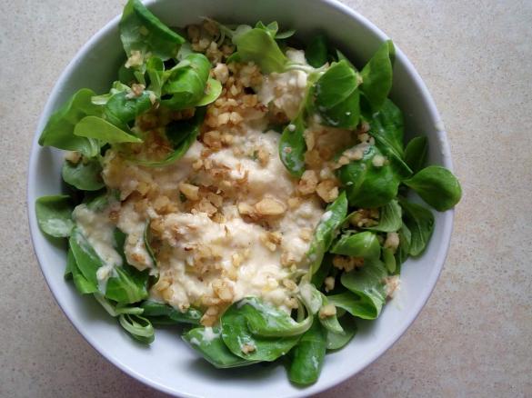 Wiosenna sałatka z roszponki w sosie curry