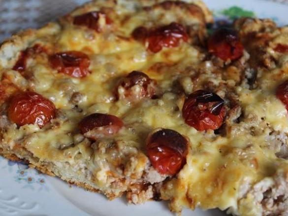 Pizza  z mięsem i pomidorkami