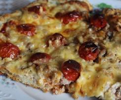 Pizza  z mięsem i pomidorkami