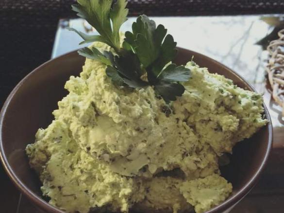 Pasta z pietruszką i czosnkiem