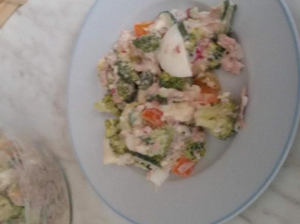 sałatka brokułowa z tuńczykiem