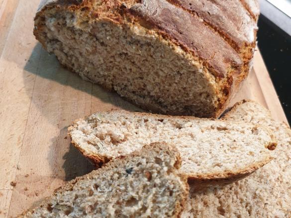 Chleb z gara na maślance ze słonecznikiem i pestkami dyni.