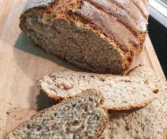 Chleb z gara na maślance ze słonecznikiem i pestkami dyni.