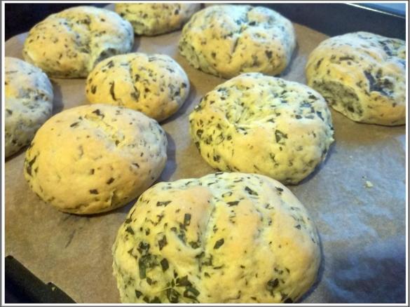 bułeczki razowe z czosnkiem niedźwiedzim