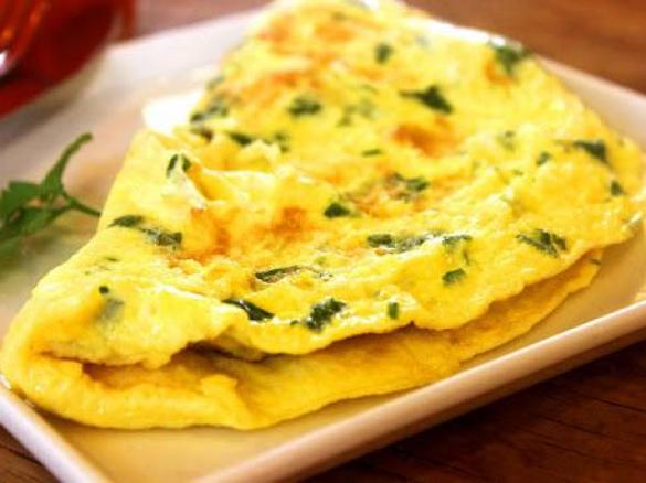 Omlet śródziemnomorski z pesto z rukoli i słonecznika, kawa kuloodporna