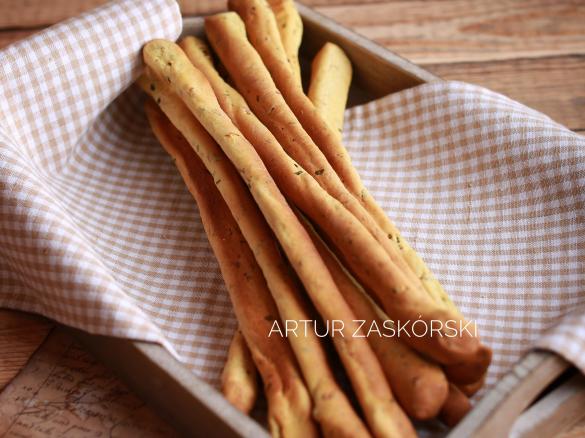 CHRUPIĄCE PALUCHY Z PRAŻONEJ CEBULKI I SZCZYPIORKU