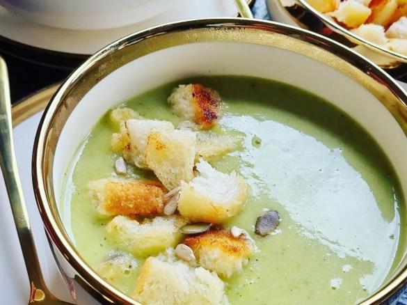 KREM Z BROKUŁ Z GRZANKAMI CZOSNKOWYMI