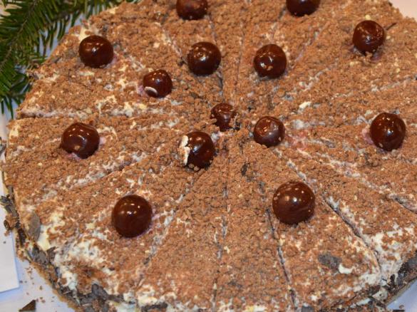 Tort czekoladowy z masą mascarpone z wiśniami