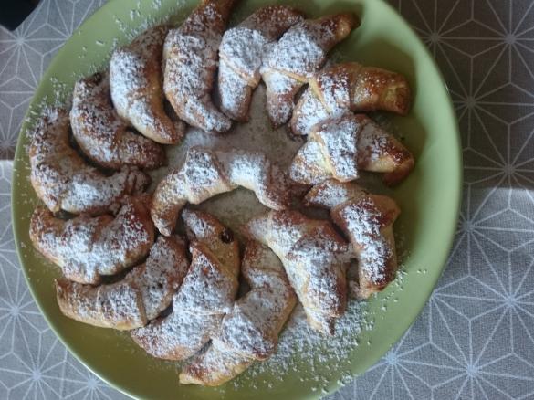 ROGALIKI DROŻDŻOWE Z MARMOLADĄ