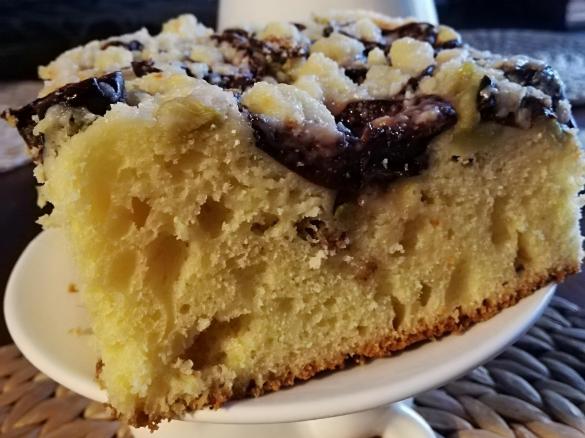 Ciasto drożdżowe z owocami sezonowymi pod kruszonką