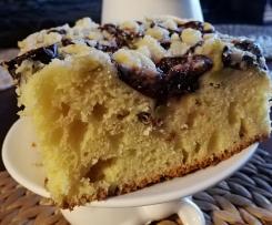 Ciasto drożdżowe z owocami sezonowymi pod kruszonką