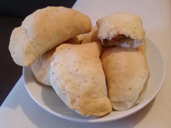 Pierogi z orzechami i serem pleśniowym