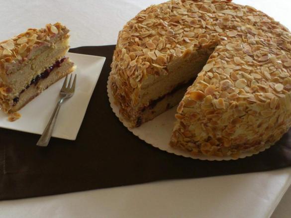 Tort Biszkoptowy z kremem orzechowym i płatkami migdałowymi