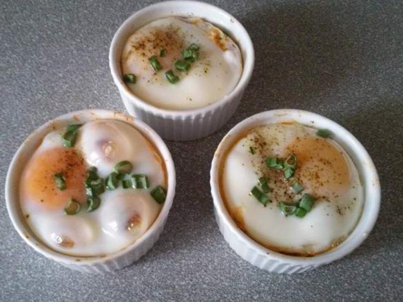 Jajka w kokilkach z szynką, pieczarkami i serem 