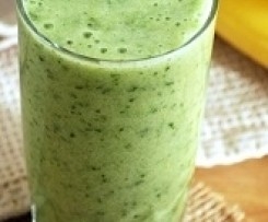 Napój z jarmużu, ananasa i bananów