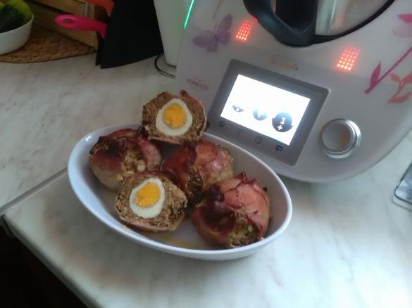 Miniaturowa pieczeń rzymska w boczku i szpinaku