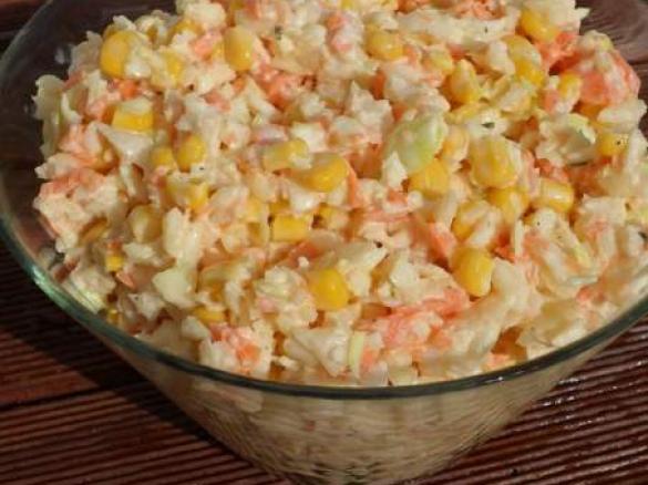 surówka z białej kapusty i kukurydzy