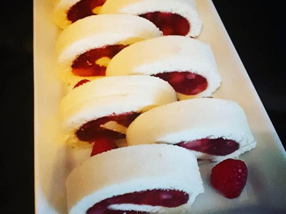 Rolada biszkoptowa z galaretką i truskawkami