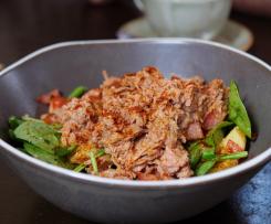 Sałatka z tuńczykiem i awokado z wegańskim sosem serowym