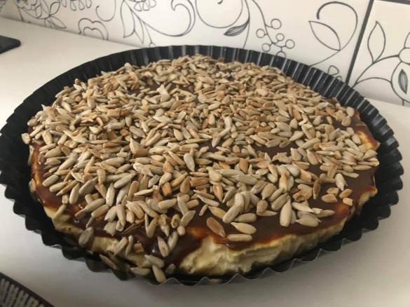 Sernik z solonym karmelem i prażonym słonecznikiem