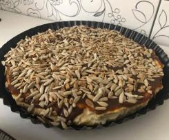 Sernik z solonym karmelem i prażonym słonecznikiem