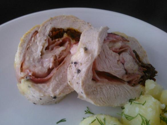 Rolada z indyka z suszonym pomidorem