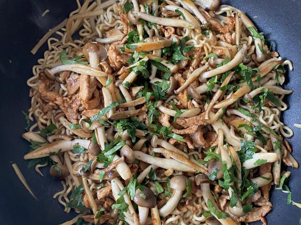 Makaron wonton z polędwiczką i grzybkami shimeji by Mini Run