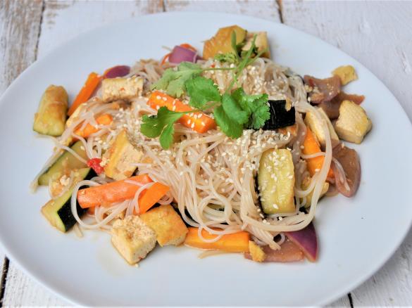prosty makaron chiński z tofu i warzywami