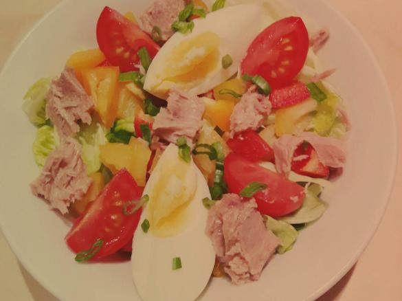 KOLOROWA SAŁATKA Z TUŃCZYKIEM