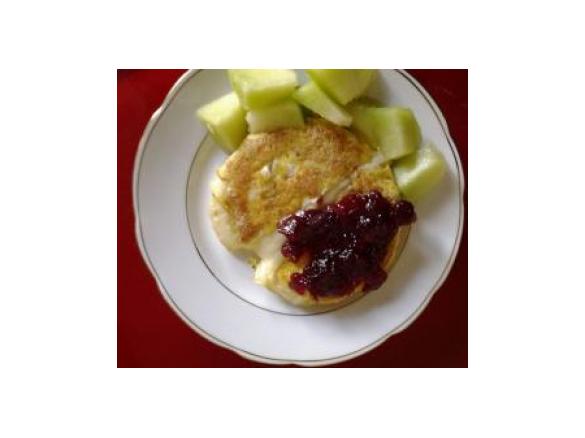 cramembert w panierce z żurawiną podawany z melonem i czerwonym winogronem