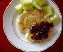 cramembert w panierce z żurawiną podawany z melonem i czerwonym winogronem