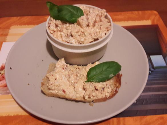 Pasta z bryndzy z suszonymi pomidorami