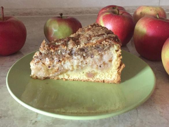 SZYBKI JABŁECZNIK Z ORZECHOWĄ KRUSZONKĄ