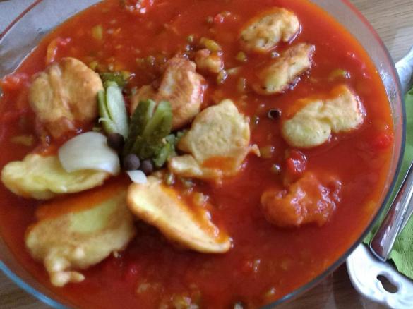 Sałatka z rybą w sosie słodko-kwaśnym