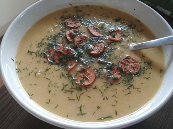 Wegańska zupa kalafiorowo-ziemniaczana z kiełbaską sojową