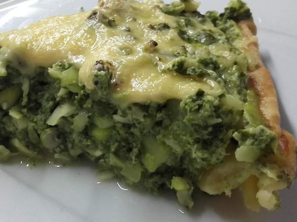 Tarta ze szpinakiem, fasolką i serkiem feta.