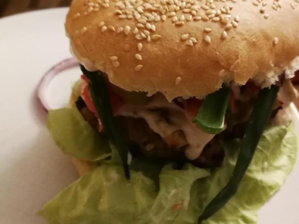 Wariant Wariant Domowe hamburgery z sosem