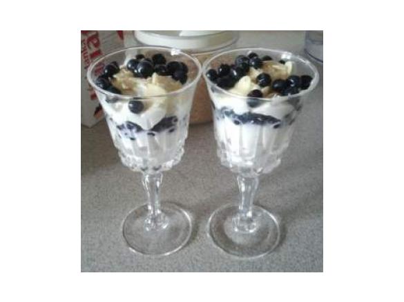 Bita śmietana z jagodami