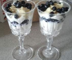 Bita śmietana z jagodami