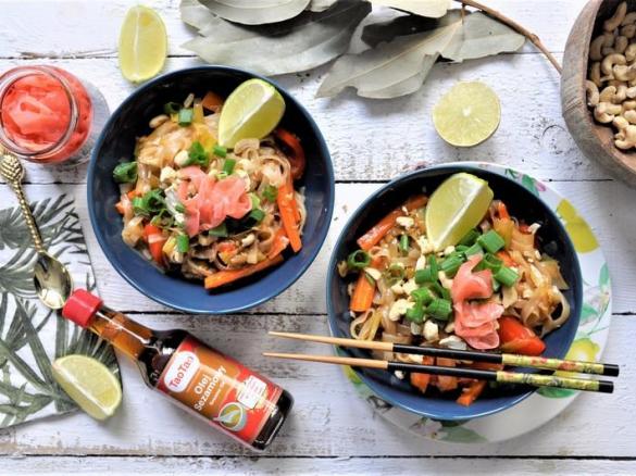 Makaron chiński z warzywami i marynowanym imbirem