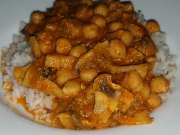 Wegański gulasz pieczarkowy z ciecierzycą