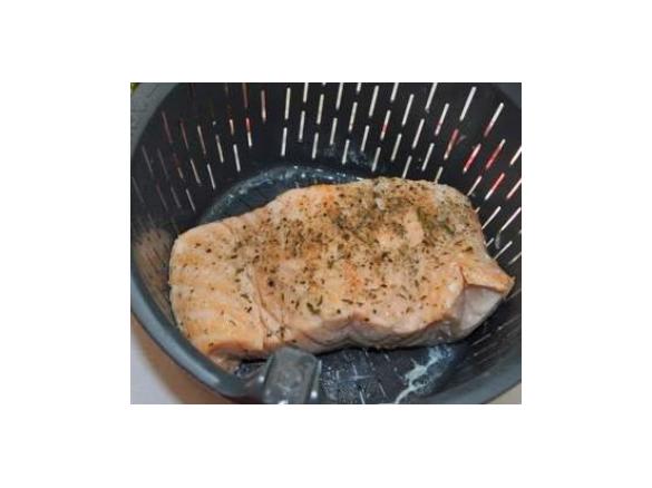 Łosoś gotowany w koszyczku