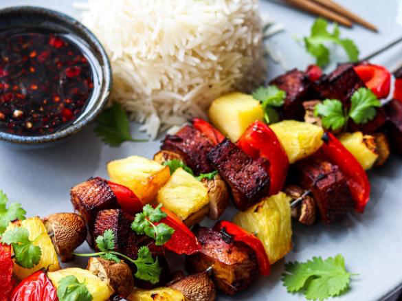 Szaszłyki z marynowanym tofu z ryżem