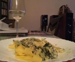 Makaron Papardelle z sosem szpinakowo-cukiniowym z serem blue z niebieską pleśnią