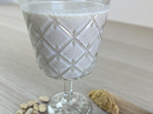 Koktajl bananowy z masłem orzechowym