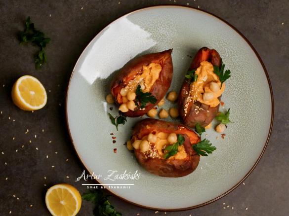 PIECZONE BATATY Z HUMMUSEM PAPRYKOWYM